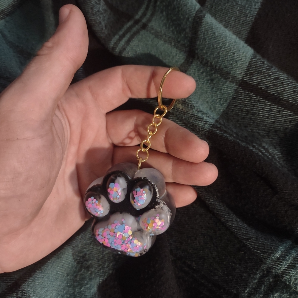 Resin 3D kitty paw keychain